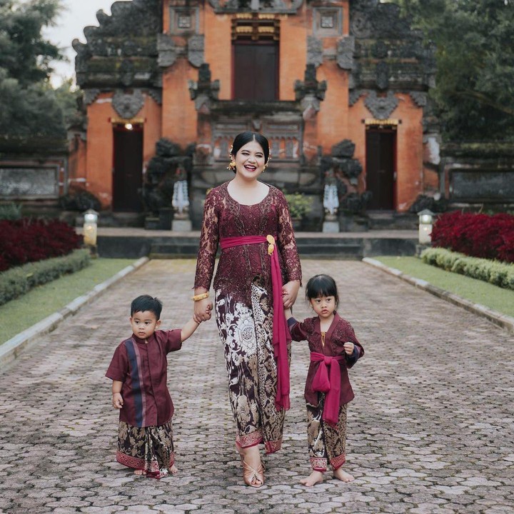 <p>Sejak menjadi istri Wali Kota Medan, Kahiyang memang kerap mengenakan kebaya kala menemani suaminya. Terkadang, ia juga memakai kebaya dengan desain dan warna senada dengan anak-anaknya. (Foto: Instagram @ayanggkahiyang)</p>