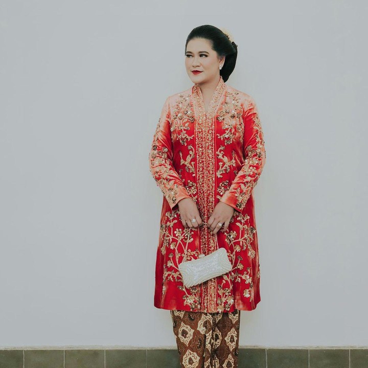 <p>Saat rangkaian prosesi pernikahan Kaesang dan Gudono, Kahiyang pun mengenakan kebaya khas Jawa. Wanita 32 tahun ini melengkapi penampilannya dengan riasan sanggul khas wanita Jawa. (Foto: Instagram @ayanggkahiyang)</p>