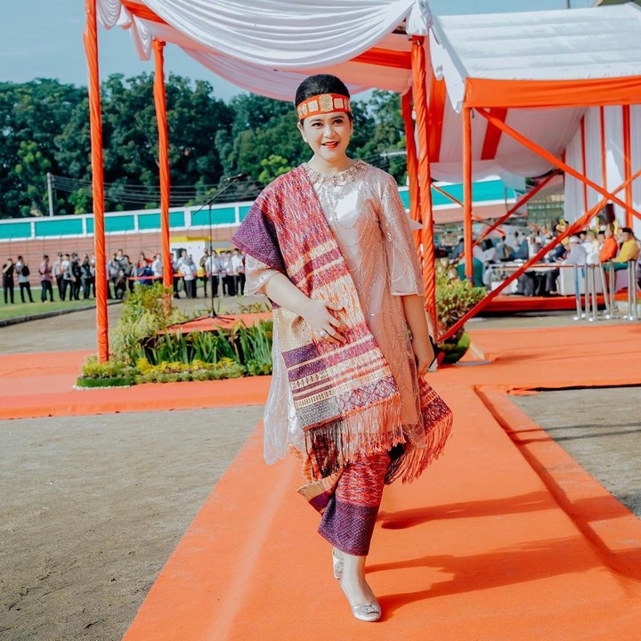 <p>Potret terbaru lain yang juga dibagikan Kahiyang adalah saat ia mengenakan pakaian adat dari Sumatera Utara lainnya. Dalam potret ini, Kahiyang kembali mengenakan songket dengan aksesori kepala sortali. (Foto: Instagram @ayanggkahiyang)</p>