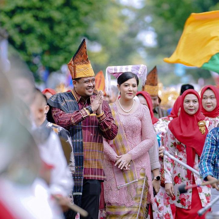 <p>Sudah dua tahun lebih, Kahiyang Ayu mengemban tugas sebagai istri Wali Kota Medan. Belum lama ini, Kahiyang membagikan potretnya yang tengah menemani suami Bobby Nasution dalam <em>Pawai Colorful Medan Carnival 2023</em>, Bunda. (Foto: Instagram @ayanggkahiyang)</p>