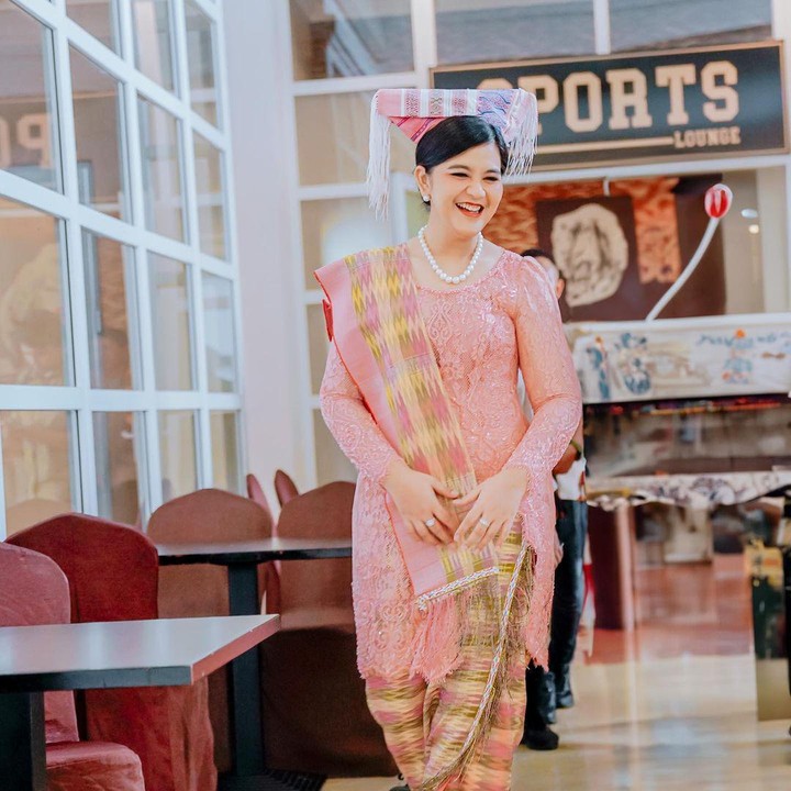 <p>Dalam potret itu, Kahiyang tampil anggun dengan kebaya bernuansa peach, dan mengenakan songket khas Medan selaras dengan warna kebayanya. Bunda tiga anak ini juga terlihat mengenakan hiasan kepala khas Sumatera Utara, yakni bulang Simalungun. (Foto: Instagram @ayanggkahiyang)</p>