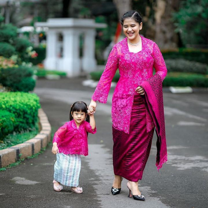 <p>Potret anggun Kahiyang yang kompak mengenakan kebaya dengan anak perempuannya, Sedah Mirah, pernah diunggah di media sosial. Kala itu, ibu dan anak ini kompak memakai kebaya berwarna merah muda yang cerah. (Foto: Instagram @ayanggkahiyang)</p>