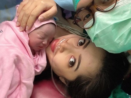 7 Potret Bahagianya Karina Salim Dikaruniai Anak Kedua Bertepatan dengan Ultah Suami