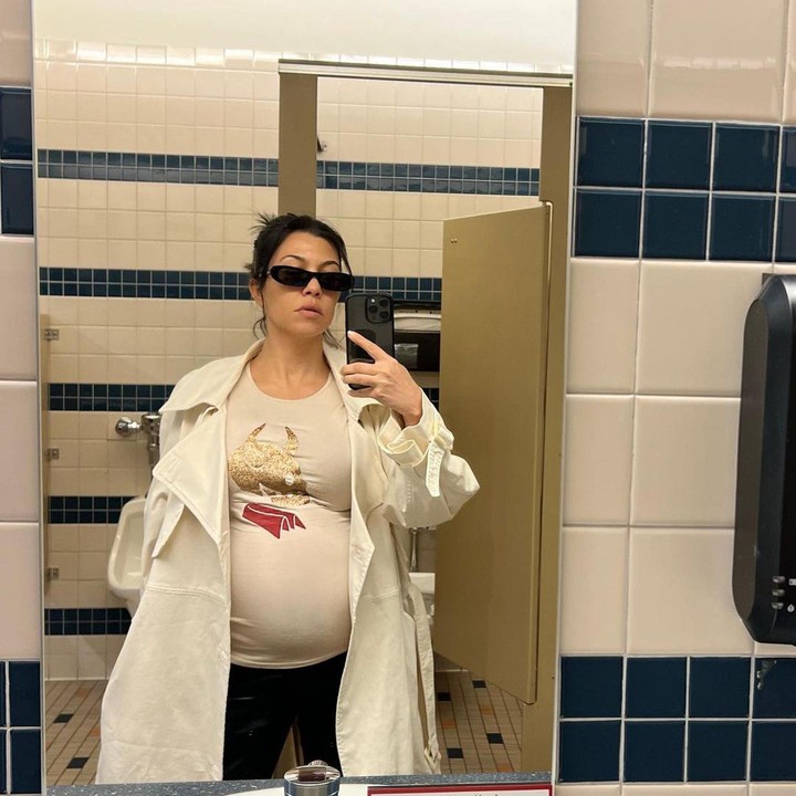 <p>Kourtney juga kerap membagikan foto selfie selama hamil anak keempat, Bunda. Ia memperlihatkan penampilannya dari yang simpel sampai terlihat modis. (Foto: Instagram @kourtneykardash)</p>