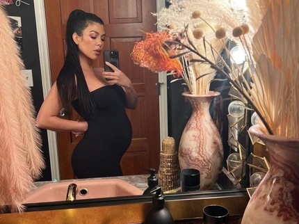7 Potret Kehamilan Keempat Kourtney Kardashian, Kerap Selfie Pamer Baby Bump