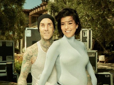 Kourtney Kardashian Lahirkan Anak Pertama dengan Travis Barker