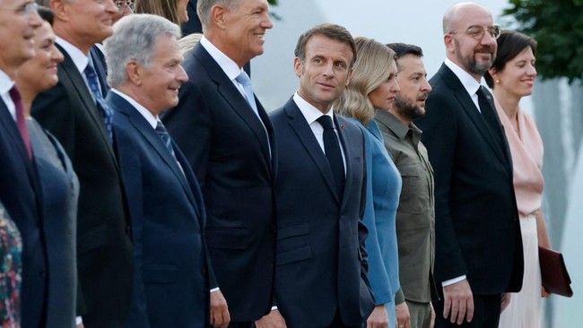Selama dua periode pemerintahan Presiden Emmanuel Macron, ada tujuh perdana menteri yang mengundurkan diri dengan alasan beragam.