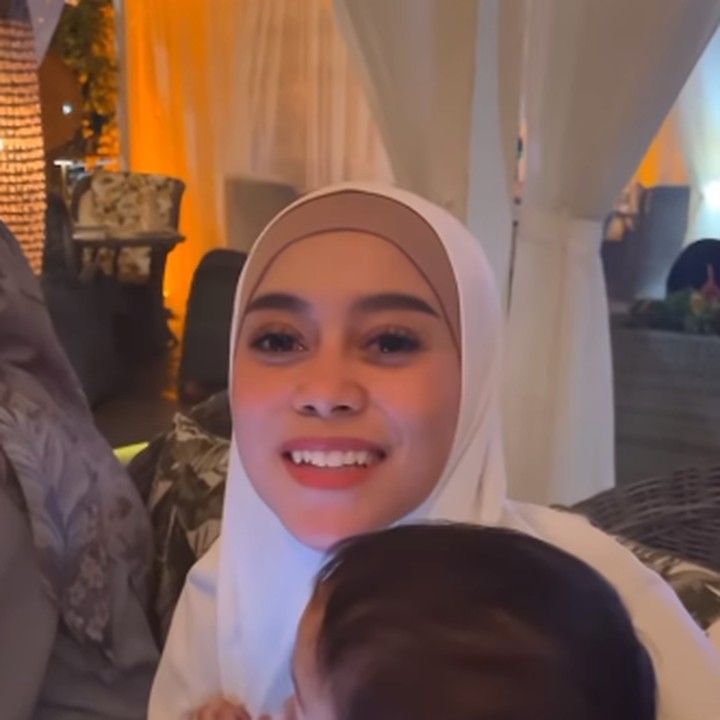 <p>UnggahanLesti kemudian mendapat banyak reaksi dari netizen, Bunda. Unggahan yang sudah mendapat lebih dari 300 ribu <em>likes</em> ini juga dibanjiri doa dan ucapan untuk Rizky. (Foto: Instagram @lestykejora).<br /><br /><br /></p>