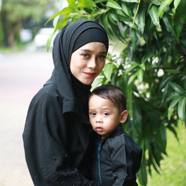 <p>Di sisi lain, netizen juga ada yang menyorot penampilan Lesti, Bunda. Dari salah satu unggahan, bunda seorang anak ini disebut terlihat lelah dan menyimpan beban dalam hati. "Lesti ini kaya gak semangat idup aja kalau bnyk beban di keluarin aj jgn dthan2," ujar @tokek***. (Foto: Instagram @rizkybillar)<br /><br /><br /></p>