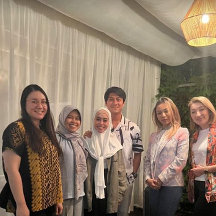 <p>Dalam unggahan tersebut, Lesti juga memberikan ucapan dan doa. Ia berharap, semoga sang suami selalu dalam lindungan Tuhan, sabar dan semakin shaleh. <em>"MasyaAllah.</em> Barakallah fiumrik papa FATIH. Selalu dalam lindungan Allah. Makin sabar,makin kuat, makin shaleh," tulis Lesti. (Foto: Instagram @lestykejora).<br /><br /><br /></p>