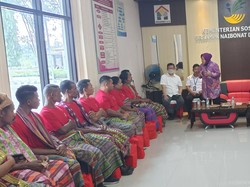Risma Tanggapi Curhat Ibu-ibu Korban TPPO di NTT: Jangan Tinggalkan Suami