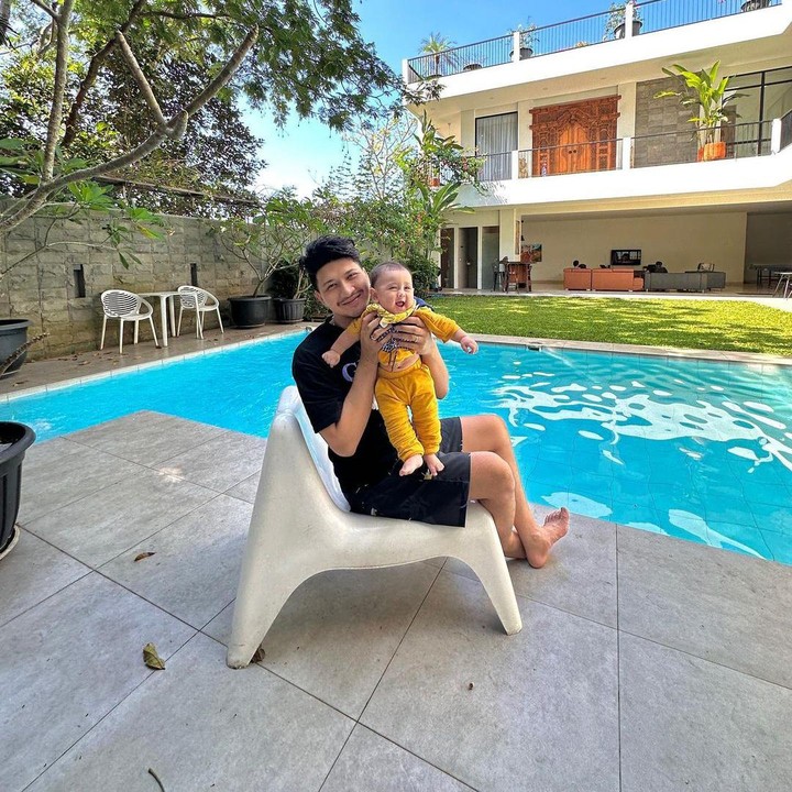 <p>Aditya Zoni tak pernah lelah membantu sang istri, Yasmine Ow, untuk mengurus anaknya, Zayn Serdar Enver Warman. Aditya kerap mengajak Zayn bermain bersama, lho. (Foto: Instagram: @real_aditya1)</p>