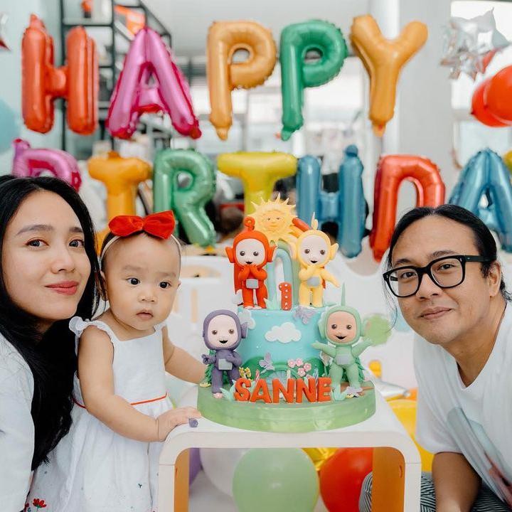 <p>Sanne lahir pada 14 Juni 2022. Belum lama ini, Sanne baru saja merayakan ulang tahunnya yang pertama. Dea dan Ariel pun memberikan sebuah kue ulang tahun dengan karakter Teletubbies. (Foto: Instagram: @dea_ananda)</p>