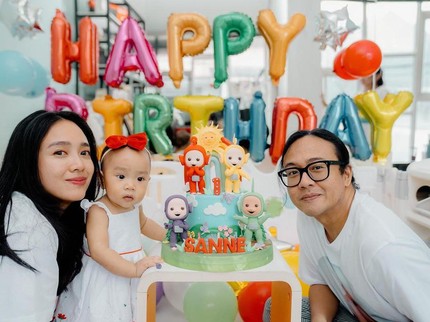 7 Potret Cantik Sanne, Putri Dea Ananda dan Ariel Nidji di Usia Setahun
