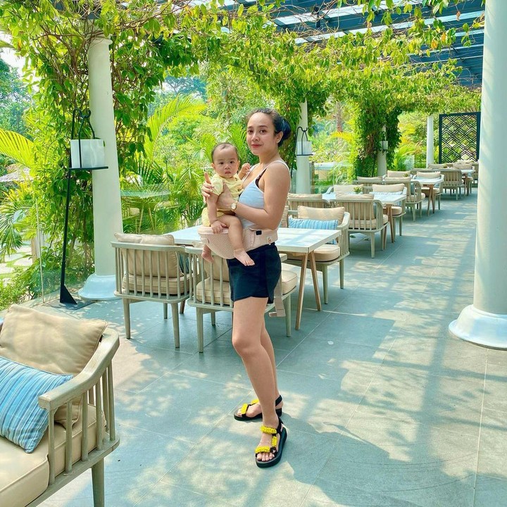 <p>Dea Ananda selalu bergantian menggendong sang putri, Sanne El Azhar, dengan suaminya, Ariel Nidji. Sanne terlihat sangat tenang ketika digendong sang Bunda, nih. Dea juga menggunakan berbagai jenis gendongan yang kerap diperlihatkan di akun Instagram pribadinya. (Foto: Instagram: @dea_ananda)</p>