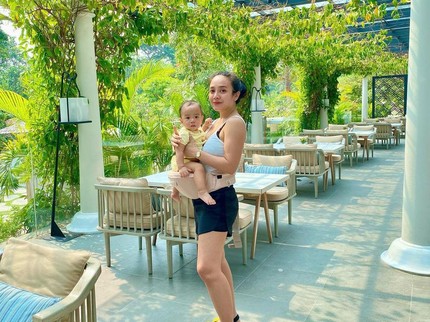 7 Potret Gaya Bunda Artis saat Gendong Bayi, dari Dea Ananda hingga Jennifer Bachdim