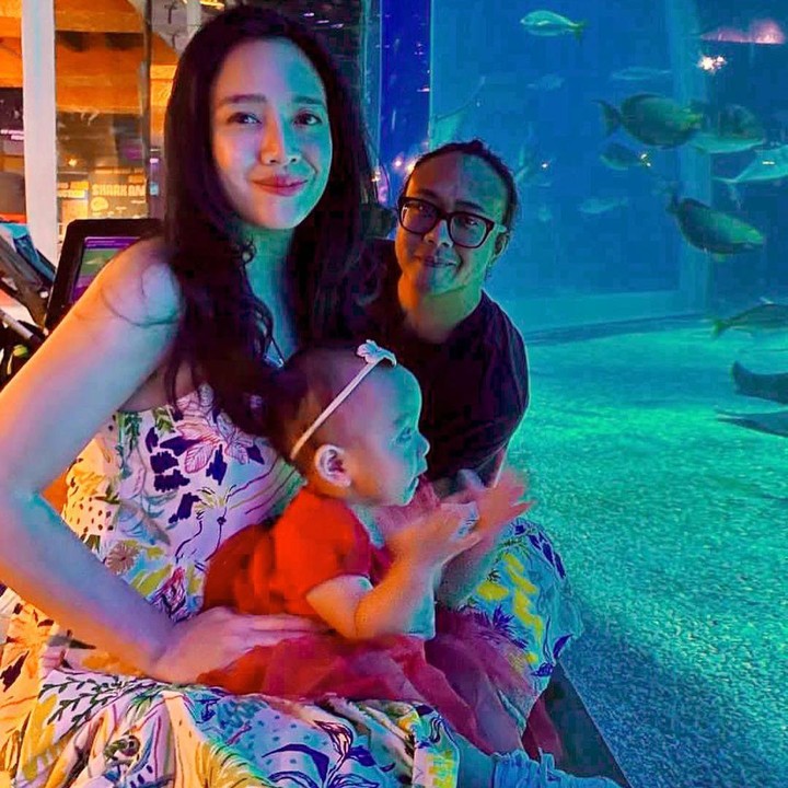 <p>Pada satu unggahan, Dea dan Ariel kompak mengajak Sanne melihat hewan-hewan laut, lho. Sanne juga terlihat sangat senang ketika melihat ikan di dalam akuarium besar. (Foto: Instagram: @dea_ananda)</p>