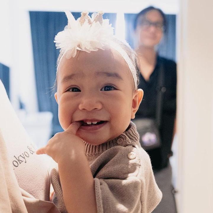 <p>"Jauh dari sebelum merencanakan punya <em>@sanne_el</em> gue sudah ngarep dalam hati kalau suatu hari punya anak, semoga mukanya mirip <em>@arielnidji.</em> Karena gue emang suka saja sama muka laki sendiri (ini beneran gak gombal ya gue). Dan terjadilah plekk plekk plekk Babanya," tulis Dea. (Foto: Instagram: @arielnidji)</p>