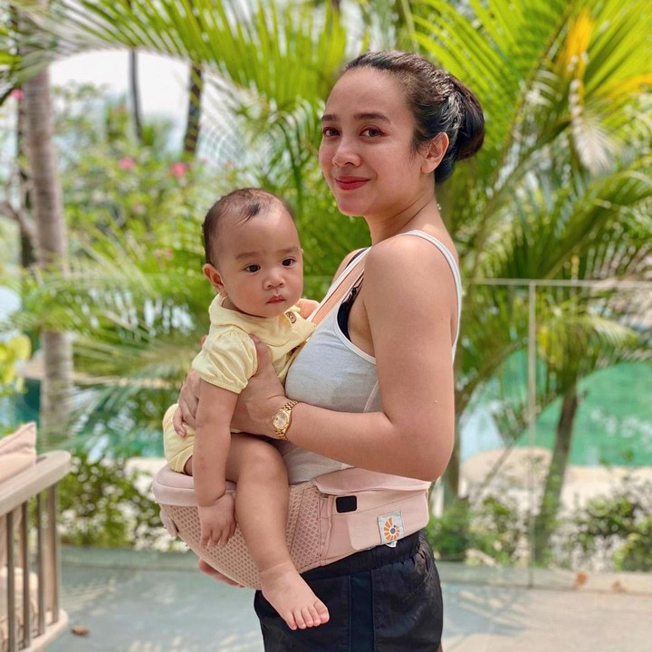 <p>Dea kerap membagikan potretnya bersama Sanne pada laman Instagram-nya, Bunda. Keduanya kerap menghabiskan waktu mulai dari berlibur hingga berbelanja. (Foto: Instagram: @dea_ananda)</p>