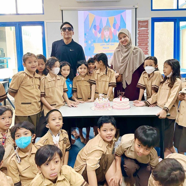 <p>Miskha mengadakan pesta ulang tahun kecil-kecilan di sekolahnya. Di acara ini, Miskha mendapatkan dua buah kue ulang tahun yang didominasi warna merah muda dan putih. (Foto: Instagram: @desta80s)</p>