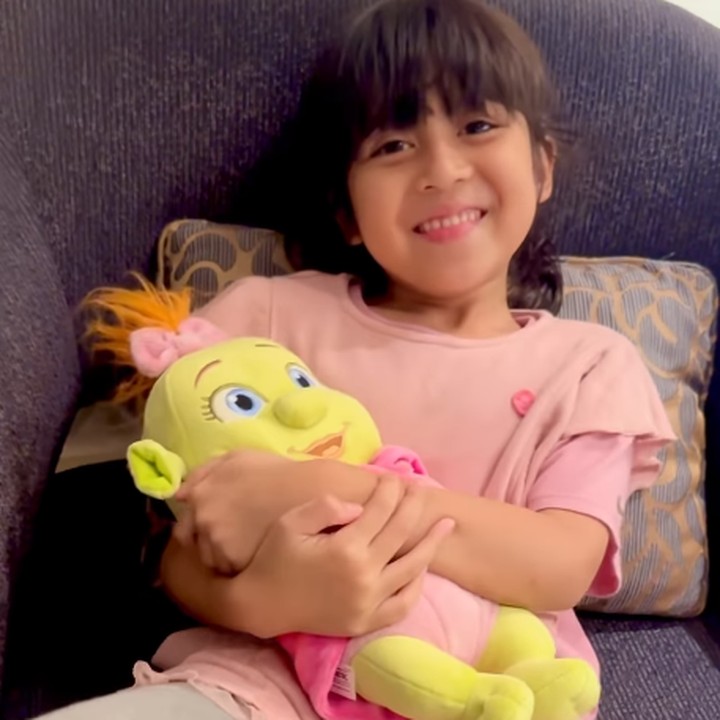 <p>"<em>Happy birthday</em> Miskha Arrawfa Najma. <em>Keep stroooooog alwaaaaaaaysss</em>," tulisnya. Foto ini pun turut dikomentari oleh Natasha Rizky dengan emotikon hati. (Foto: Instagram: @desta80s)</p>