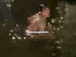 Pria Telanjang Renang di Air Mancur Alun-Alun Kajen Ternyata Mabuk Kecubung