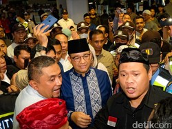 Pulang Haji, Anies Diteriaki Presiden di Bandara Soetta