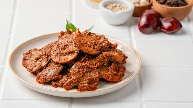 Selain menggunakan daging sapi atau ayam, Anda juga dapat membuat rendang dari jengkol. Simak cara membuat rendang jengkol dengan mudah berikut.