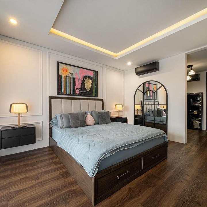 <p>Bagian kamarnya terlihat hangat dengan nuansa kayu. Namun, Risa bercerita bahwa rumahnya minim dengan kamar. "Keluhan awal dari rumah ini adalah kamar yang sedikit, dan ruang yang kurang nyaman untuk pertumbuhan anak pertama kami, Ari. Saat itu, saya juga ingin membuat kamar yang nyaman untuk Mamah menginap saat cuci darah di Bandung," tuturnya. (Foto: Instagram @risa_saraswati)</p>