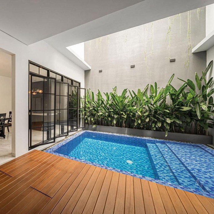 <p>Di sebelah dapur dan ruang makan, rumah Risa memiliki kolam renang<em> semi outdoor</em> yang memberi kesan sejuk di rumah. (Foto: Instagram @risa_saraswati)</p>