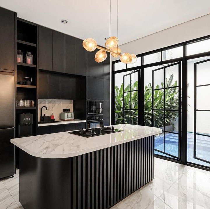 <p>Rumah tersebut didominasi dengan warna hitam, putih, serta merah di beberapa titik untuk menciptakan nuansa horor, Bunda. "Saya suka banget sama rumah-rumah di film horor Amerika, makanya keukeuh pengen bikin rumah bernuansa horor tapi gak horor hahaha biar tetangga pada nggak takut," ujar Risa. (Foto: Instagram @risa_saraswati)</p>