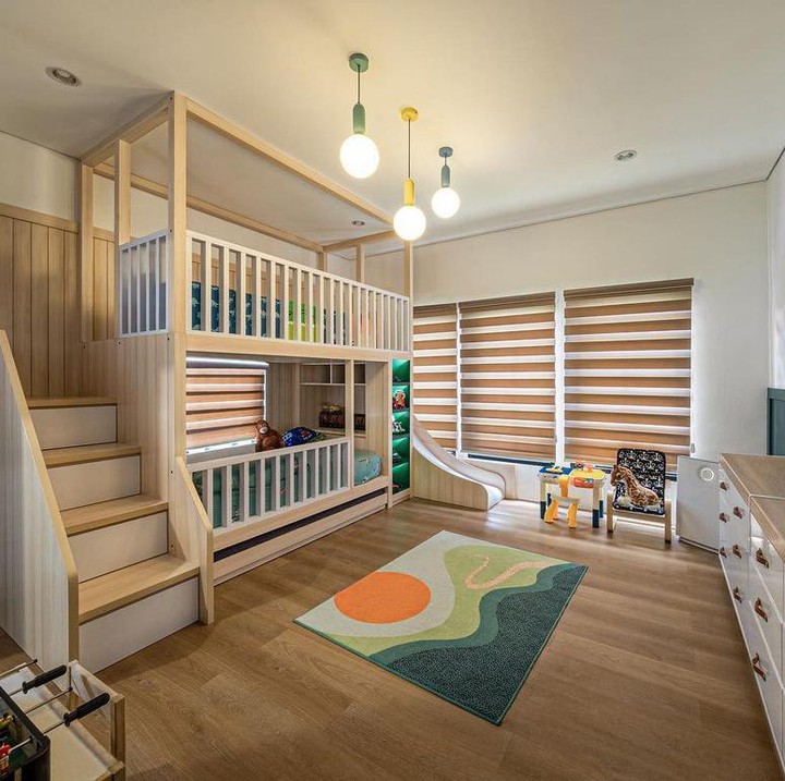 <p>Namun, Risa berhasil menciptakan kamar anak yang nyaman, lho. Ruangan Ari terlihat sangat <em>aesthetic</em> dengan kasur tingkat bernuansa kayu. (Foto: Instagram @risa_saraswati)</p>