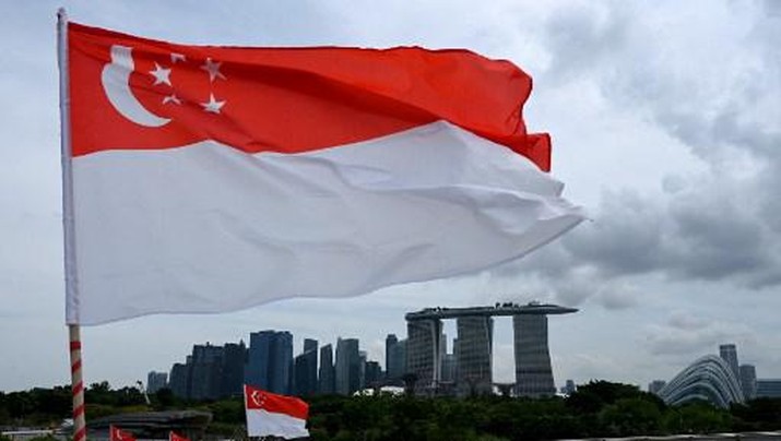 Singapore's national flags are seen on the rooftop of Marina Barrage ahead of the upcoming national day, in Singapore on July 26, 2021. (Photo by ROSLAN RAHMAN / AFP)
