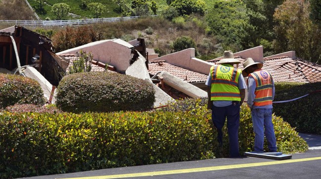 FOTO: Tanah Longsor Hancurkan Rumah-rumah Mewah di California