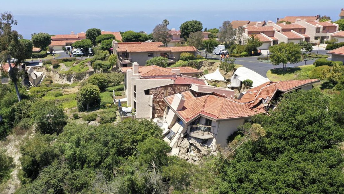 FOTO: Tanah Longsor Hancurkan Rumah-rumah Mewah di California