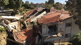FOTO: Tanah Longsor Hancurkan Rumah-rumah Mewah di California