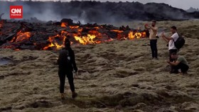 VIDEO: Aliran Lahar Gunung Fagradalsfjall Menarik Perhatian Warga