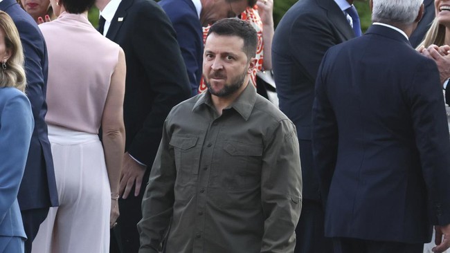 Rusia menawarkan penghentian invasi di Ukraina dengan syarat Presiden Volodymyr Zelensky membatalkan niat bergabung ke NATO, namun Kyiv menolak.