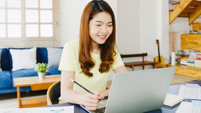 Perempuan sedang bekerja