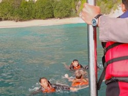 Dihajar Ganasnya Ombak Pantai Kelingking, Turis Inggris Terkilir