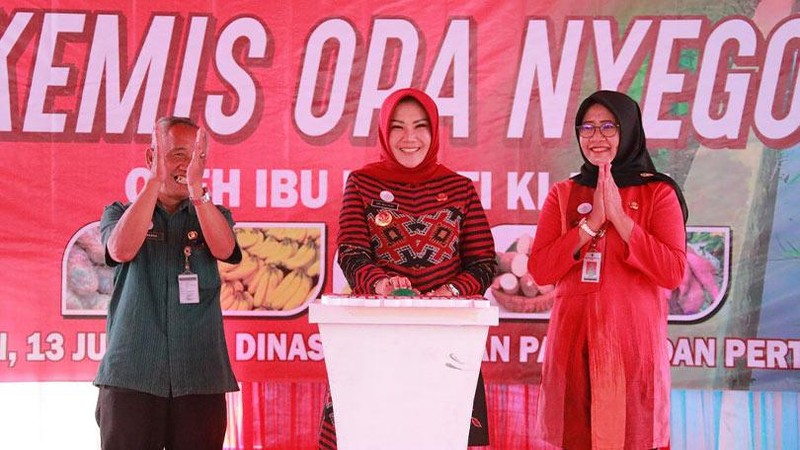 Bupati Klaten, Sri Mulyani meluncurkan gerakan Kemis Ora Nyego di halaman Kantor Dinas Ketahanan Pangan dan Pertanian (DKPP) Kabupaten Klaten, Kamis (13/7).