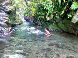 Uji Adrenalin di Leuwi Genteng yang Punya Air Sebening Kaca