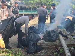 Polres Ketapang Gelar Aksi Bersihkan Sampah di Objek Wisata, Gandeng Milenial