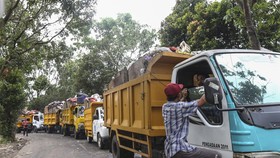 Kantor Bupati Seram Barat Ditumpahi Sampah 4 Truk Imbas Nunggak Gaji