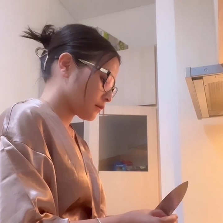 <p>Apartemen Prilly juga memiliki dapur mungil yang sering digunakan untuk memasak. "Hari ini aku mau masak bihun goreng aja yang gampang dan cepat supaya enggak terlalu banyak cucian piringnya. Ini pakai otak-otak dan sosis," cerita Prilly. (Foto: Instagram @prillylatuconsina96)</p>