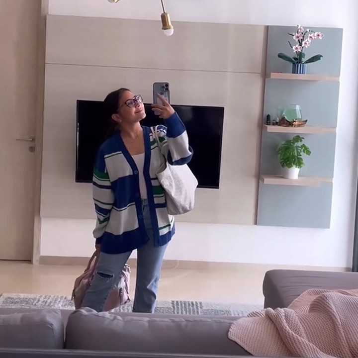 <p>Apartemen Prilly terlihat sederhana dengan perabotan dan dekorasi <em>simple.</em> Tak banyak perkakas yang memenuhi apartemen Prilly sehingga tempat tinggalnya terlihat rapi. Bagian interiornya didominasi dengan warna krem yang hangat. (Foto: Instagram @prillylatuconsina96)</p>