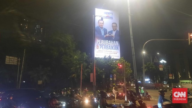 Anies Baswedan merespons munculnya baliho bergambar dirinya dengan Ketua Umum Partai Demokrat Agus Harimurti Yudhoyono (AHY).