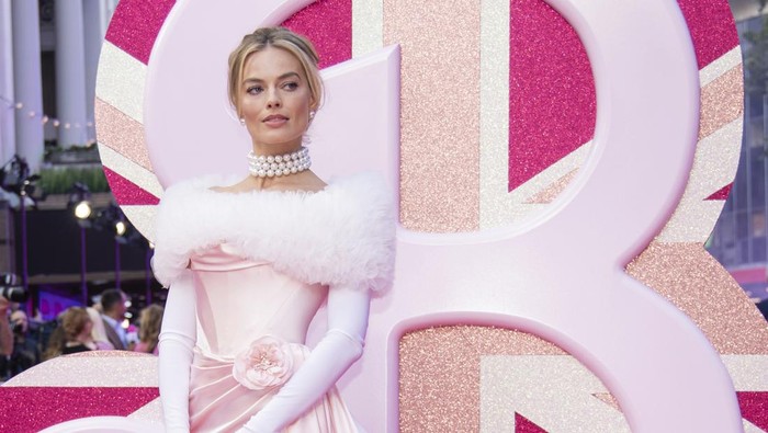 Margot Robbie poses for photographers upon arrival at the premiere of the film 'Barbie' on Wednesday, July 12, 2023, in London. (Vianney Le Caer/Invision/AP)