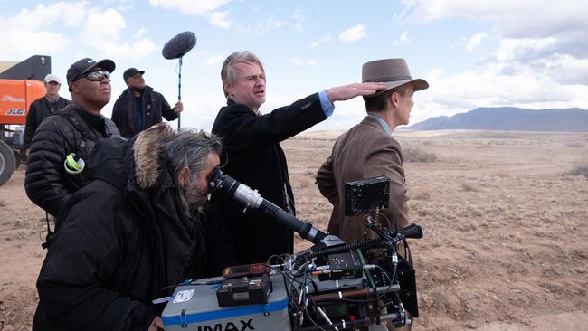 Christopher Nolan blak-blakan soal alasan tak memasukkan adegan bom atom jatuh di Hiroshima dan Nagasaki dalam film Oppenheimer.