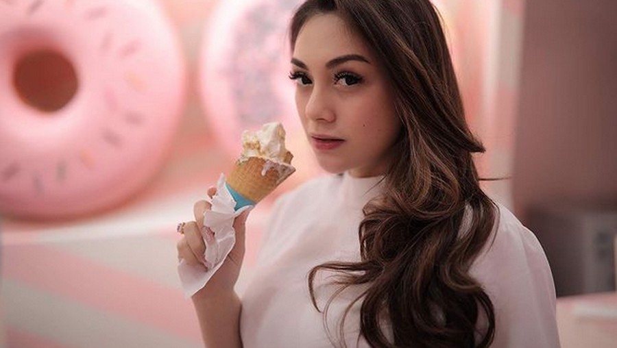 Cantiknya Celine Evangelista Saat Ngemil Es Krim dan Ngopi
